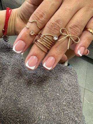 **SERVICIO de MANICURE y PEDICURE**