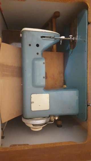 Máquina de coser SINGER antigua
