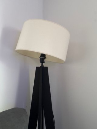 Lámpara de pie beige y negra