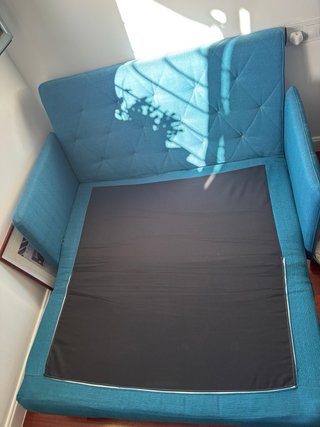 Sofá-cama azul de tela