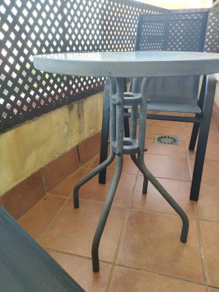 Tavolo rotondo in vetro e metallo per terrazzo