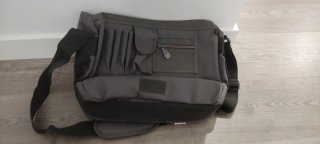 Mochila bandolera gris y rosa