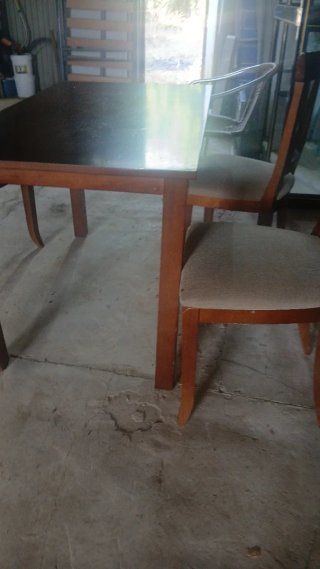 Mesa comedor y 3 sillas madera
