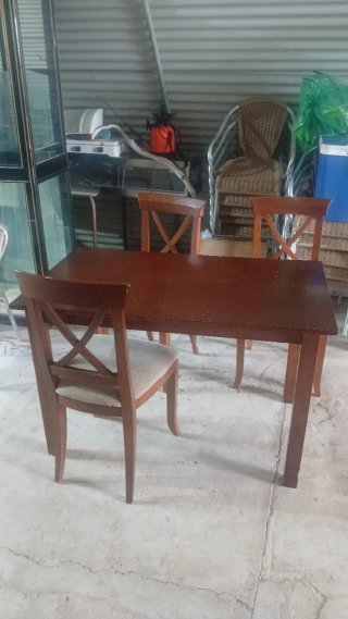 Mesa comedor y 3 sillas madera