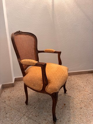 Butaca clásica de madera y rejilla
