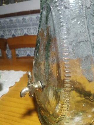 Ánfora de cristal labrado con grifo