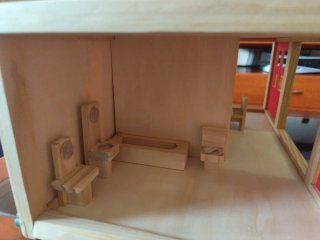 Casa de muñecas de madera