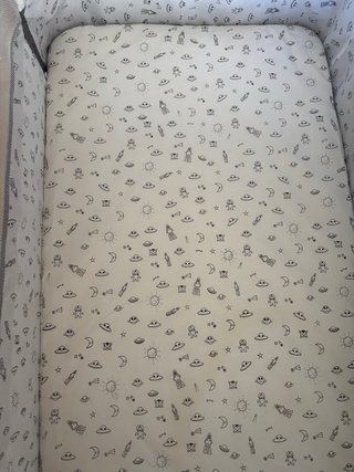 Cuna de bebé gris con ruedas