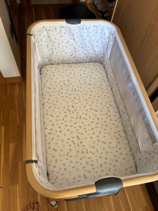 Cuna de bebé gris con ruedas