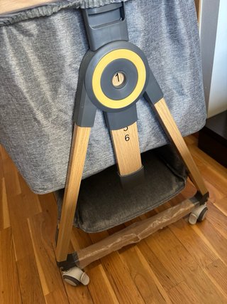 Cuna de bebé gris con ruedas