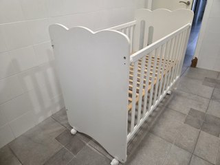 Cuna de bebé blanca con diseño