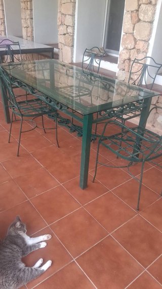 Mesa de cristal y metal verde