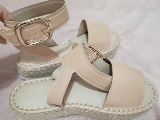 Sandalias cuña beige/rosa con hebilla