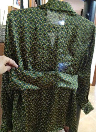 Blusa Zara Talla S verde con estampado