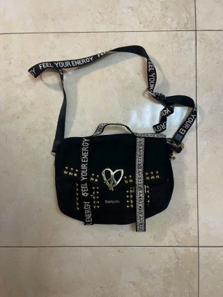 Bolso Negro Desigual con Tachuelas y Corazón