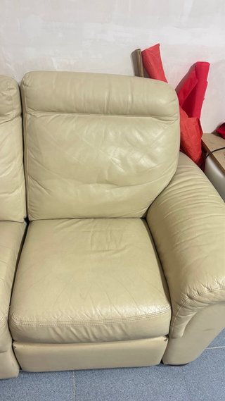 Sofá de piel beige de 3 plazas