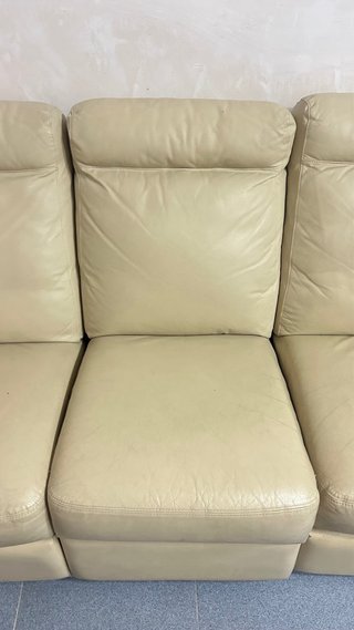 Sofá de piel beige de 3 plazas