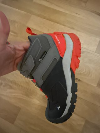 Botas montaña Quechua Talla 32 un solo uso