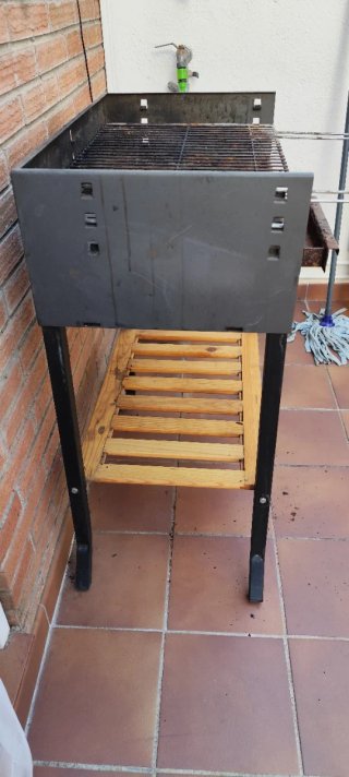Barbacoa con ruedas y parrilla de hierro