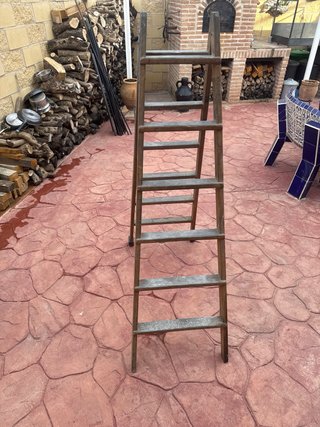 Escalera madera antigua para restaurar