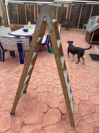 Escalera madera antigua para restaurar