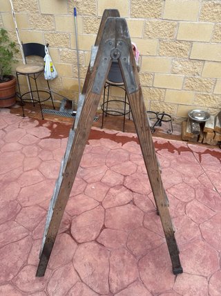 Escalera madera antigua para restaurar