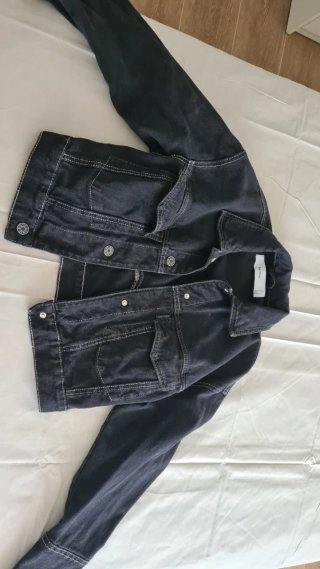 Cazadora vaquera Bershka negra Talla S