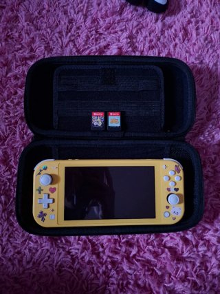 Nintendo Switch Lite Gialla + Custodia e 2 Giochi