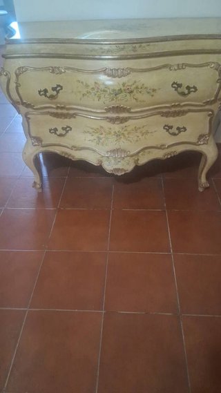 Cómoda italiana antigua madera beige y oro