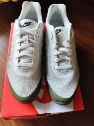 Nike Air Max Invigor Print Verde y Blanco