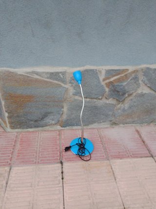 Lámpara de mesa azul y gris