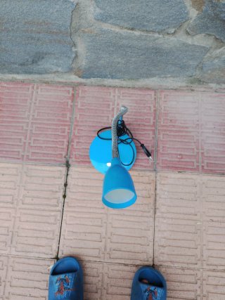 Lámpara de mesa azul y gris