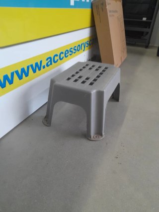 Peldaño gris de plástico