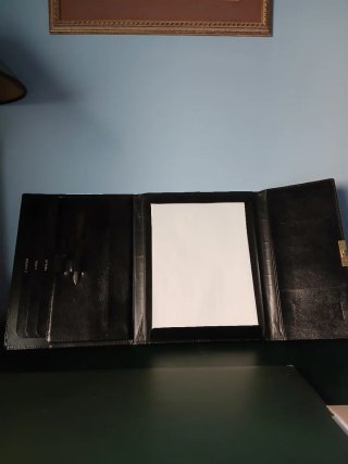 Cartera porta documentos negra con cierre dorado