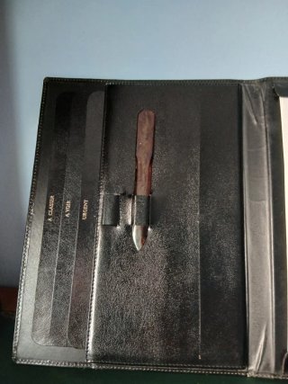 Cartera porta documentos negra con cierre dorado