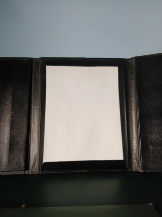 Cartera porta documentos negra con cierre dorado