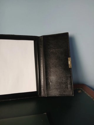 Cartera porta documentos negra con cierre dorado