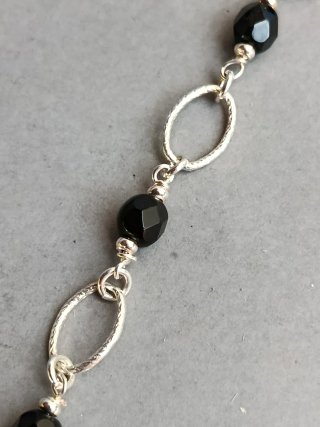 Pulsera de plata con cuentas negras