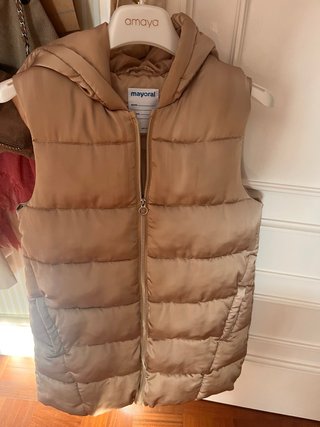 Chaleco acolchado Mayoral beige talla 12