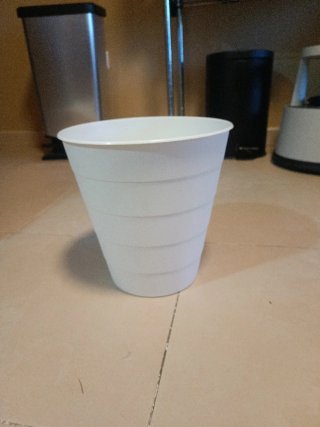 Papelera de escritorio blanca