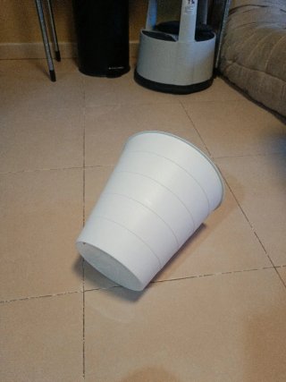 Papelera de escritorio blanca