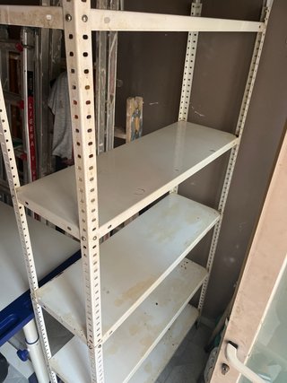Estantería metálica blanca