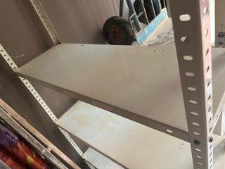 Estantería metálica blanca