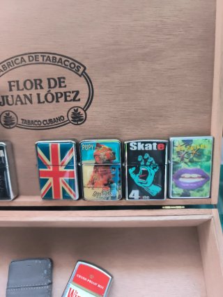 Lote de 12 accendini Zippo e altri