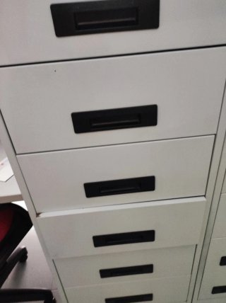 Mueble archivador grande gris claro.