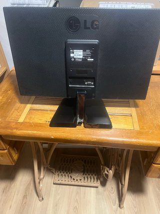 Monitor LG Negro NO TIENE SU cable pero va bien