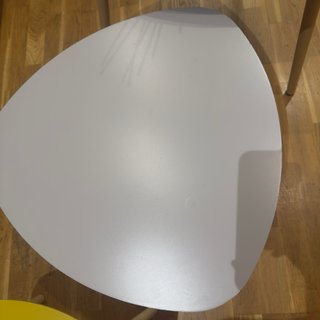 Sillas y mesas auxiliares