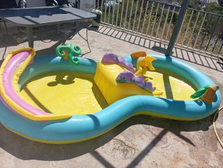 Piscina infantil hinchable con tobogán