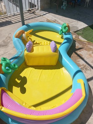 Piscina infantil hinchable con tobogán