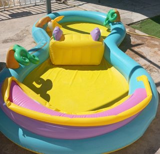 Piscina infantil hinchable con tobogán
